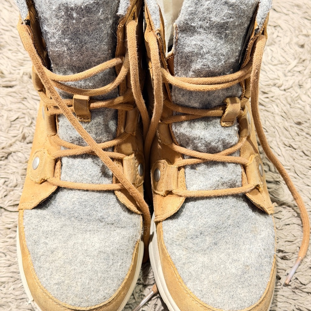 Sorel Tan and White Snow boots
